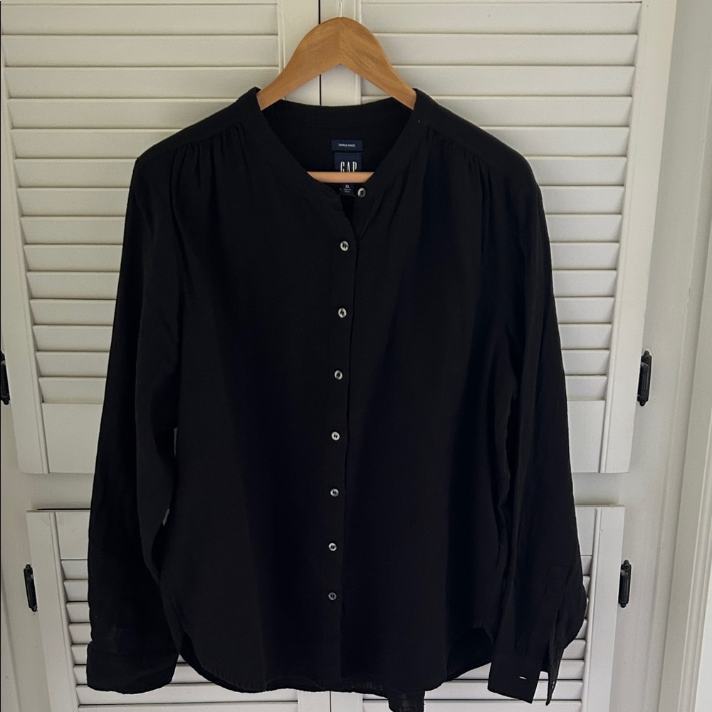 GAP Women’s Casual Black Crinkle Gauze Button Down Shirt